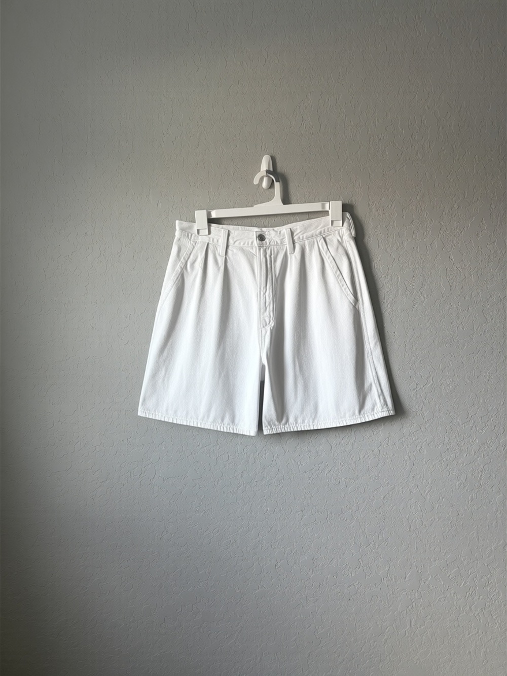 Citizens Of Humanity White Women’s Pleated Shorts. Size 31 100% organic cotton